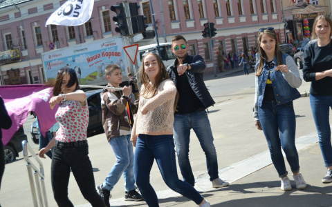 Праздник "Танцуй, пока молодой":  классный флешмоб, конкурсы и яркие участники