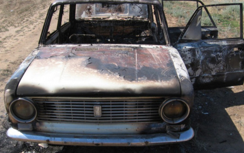 В Кировской области угнанный автомобиль случайно нашли горящим в кювете