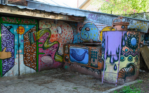 Легендарное граффити на здании химчистки на Спасской закрасят