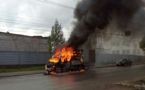 На Октябрьском проспекте загорелась "Газель"