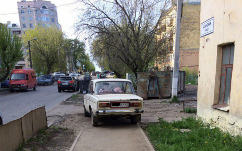 6 фото мастеров парковки в Кирове: машина на песочнице и возмездие нарушителю