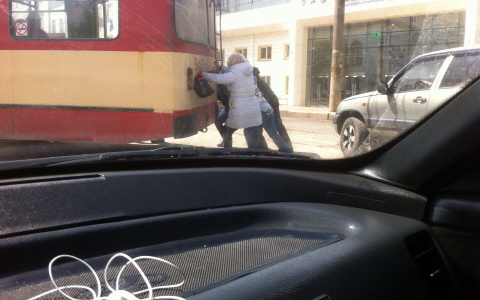 Кировчанин сфотографировал, как женщины толкают троллейбус на Филейке