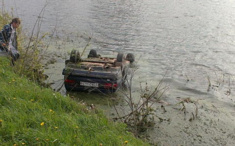 В Кировской области автомобиль съехал в реку: погибла молодая женщина
