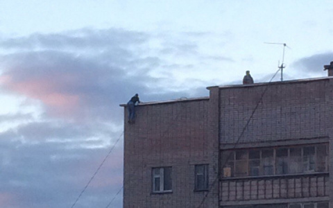 В Кирове на крыше 10-этажки повис молодой человек