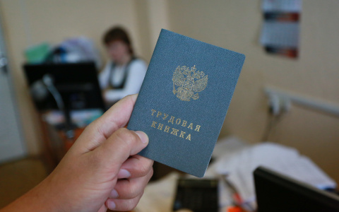 Директора фаленской школы уволили после того, как учитель поцеловал девочку