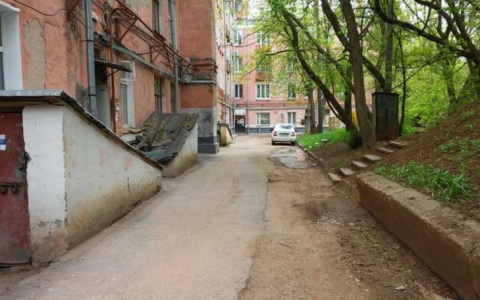 Во дворе на Московской водитель «Рено» сбил женщину