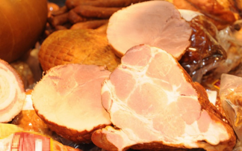 В Кировской области осудили экс-полицейского, который получил взятку мясом