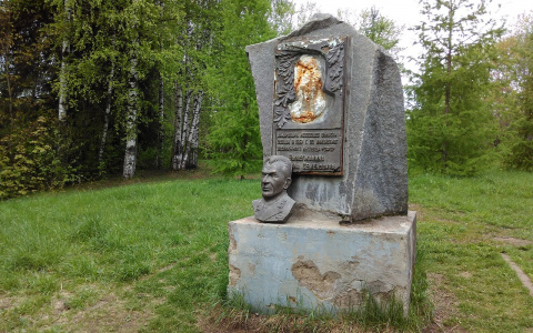 В самом большом парке Кирова разрушился памятник