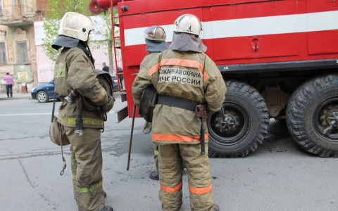 В Кирове спасатели вынесли из горящего дома двух младенцев