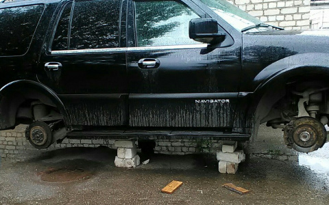 Возвращение 90-х: в Кирове ночью сняли все колеса с Lincoln