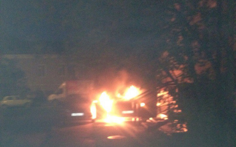 В Кирове ночью во дворе дома сгорела BMW X5