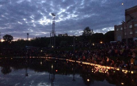 Кировчане запустили тысячи водных фонариков в пруду у ДК железнодорожников