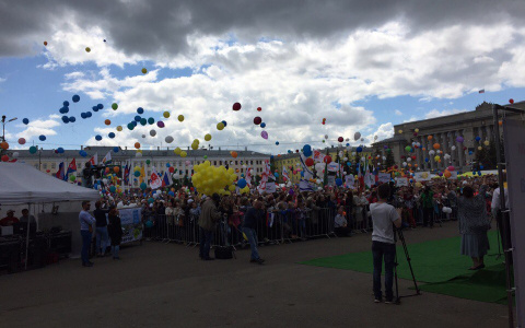 Кировчане массово запустили воздушные шары в небо над Театральной площадью