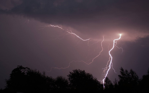 На Киров надвигается грозовой фронт: горожан предупреждают о непогоде