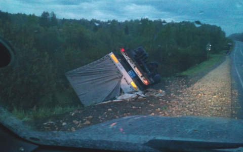 В Мурашах в кювете четыре дня лежит грузовик с иностранными номерами
