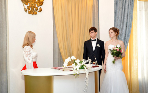 В ЗАГСах Кирова небывалые очереди: все расписано до октября