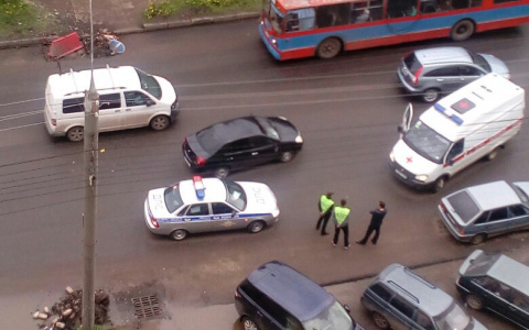 Очевидцы: «На проспекте Строителей иномарка на высокой скорости сбила пешехода»