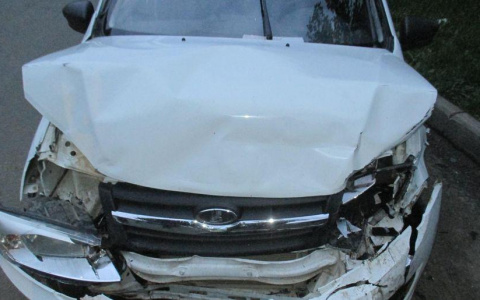 Ночью в Кирове пьяный водитель въехал в столб и припаркованные авто