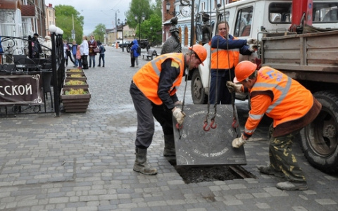 В Кирове появились необычные люки с дымковской игрушкой