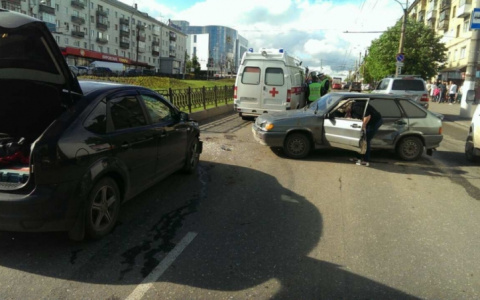 На Октябрьском проспекте ВАЗ не уступил дорогу иномарке и протаранил ограждение