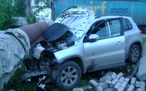 После ДТП на Луганской иномарку отбросило на трубу теплотрассы: пострадали трое