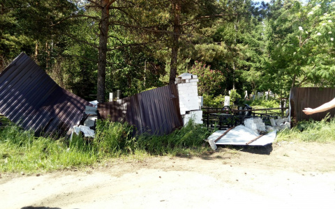 В Кирове иномарка снесла забор кладбища и проехала по могиле