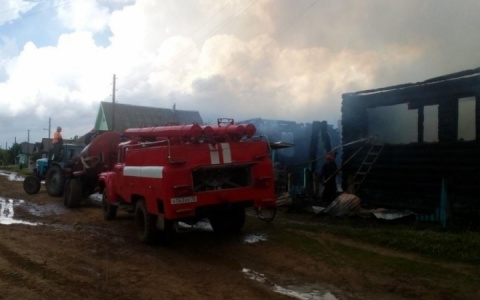 В Кировской области сгорел деревянный жилой дом