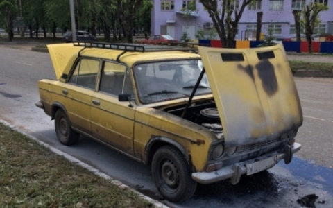 В Кирове потушили вспыхнувшие во время движения  "Жигули"