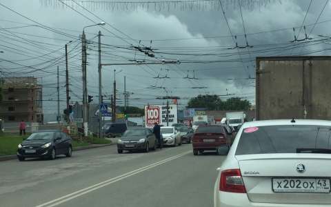 В Кирове на перекрестке столкнулись 5 автомобилей