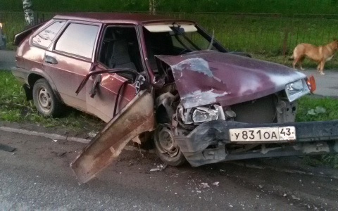 ДТП на улице Попова: от удара две машины откинуло на опоры ЛЭП