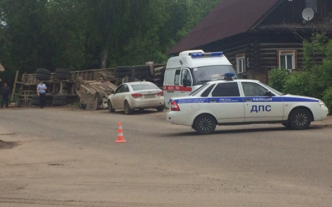 В Кирове при движении опрокинулась фура: погиб пешеход