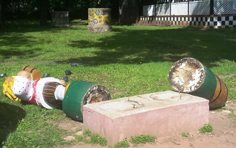 Вандалы снесли скульптуру квасовара в Александровском саду