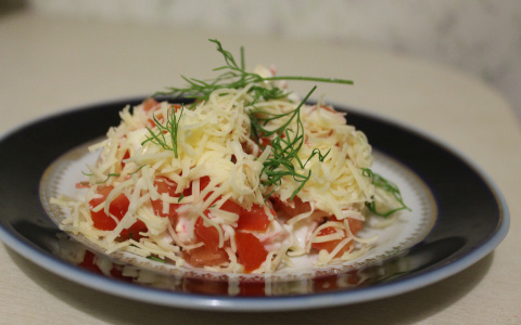 Салат со свежими овощами и крабовыми палочками