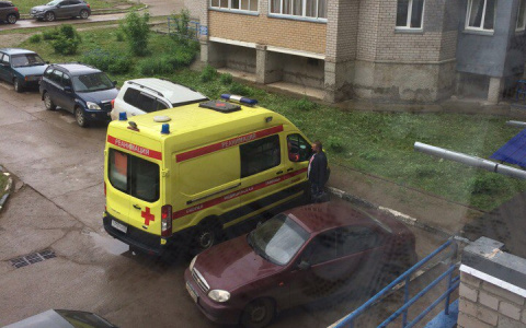 В Кирове на улице Солнечной из окна на девятом этаже выпал молодой мужчина