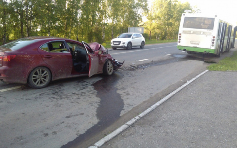 На Победиловском тракте «Лексус» из свадебного кортежа врезался в автобус