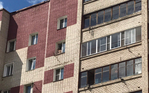 На улице Сурикова полуобнаженный мужчина грозился прыгнуть из окна высотки