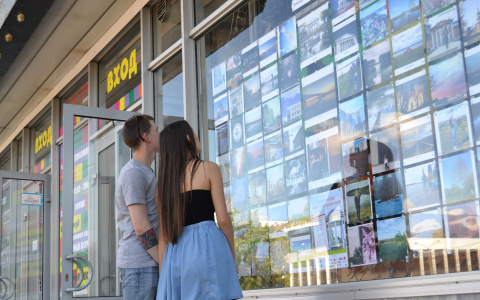 «Киров — город красивых людей»: праздничное открытие выставки  и нашествие желтых