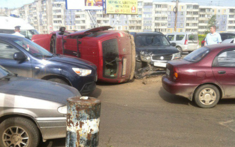 На проспекте Строителей произошло тройное ДТП