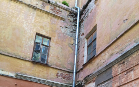 Со стен жилого дома на Набережной Грина падают кирпичи