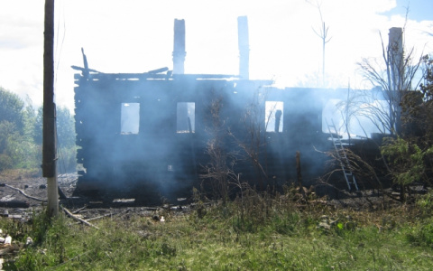 В Кировской области на месте сгоревшего дома обнаружили тело мужчины