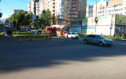 В Кирове автобус врезался в иномарку: пострадали три человека