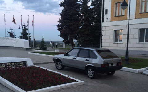 Стоянка у Вечного огня и блокировка стоянки: 8 фото мастеров парковки в Кирове