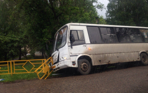 В Нововятске рейсовый автобус въехал в ограждение