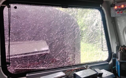 В Кировской области неизвестные камнями разбили стекло поезда