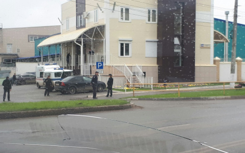 В Кирове в час пик полицейские оцепили улицу Воровского у молокозавода