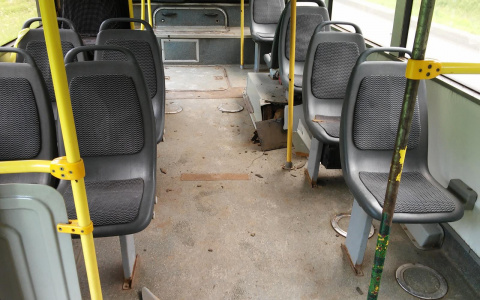 На трассе «Вятка» у рейсового автобуса на ходу лопнуло колесо: пострадали три человека