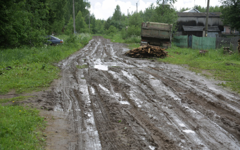 Заманил в лес или хотел помочь? Репортаж из Кумен, где двух маленьких детей нашли с бывшим зэком