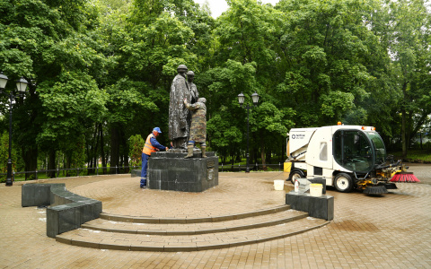 После дождя в Кирове вымыли памятник Петру и Февронии