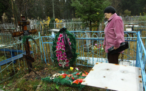В Кировской области с могил воруют искусственные цветы