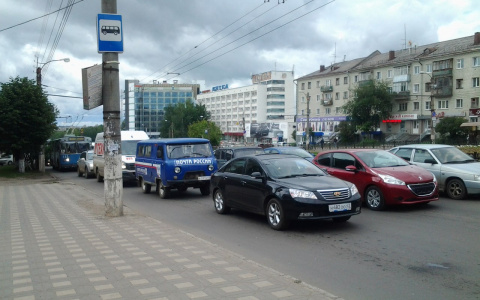 ДТП с  автобусом парализовало движение на двух центральных улицах Кирова